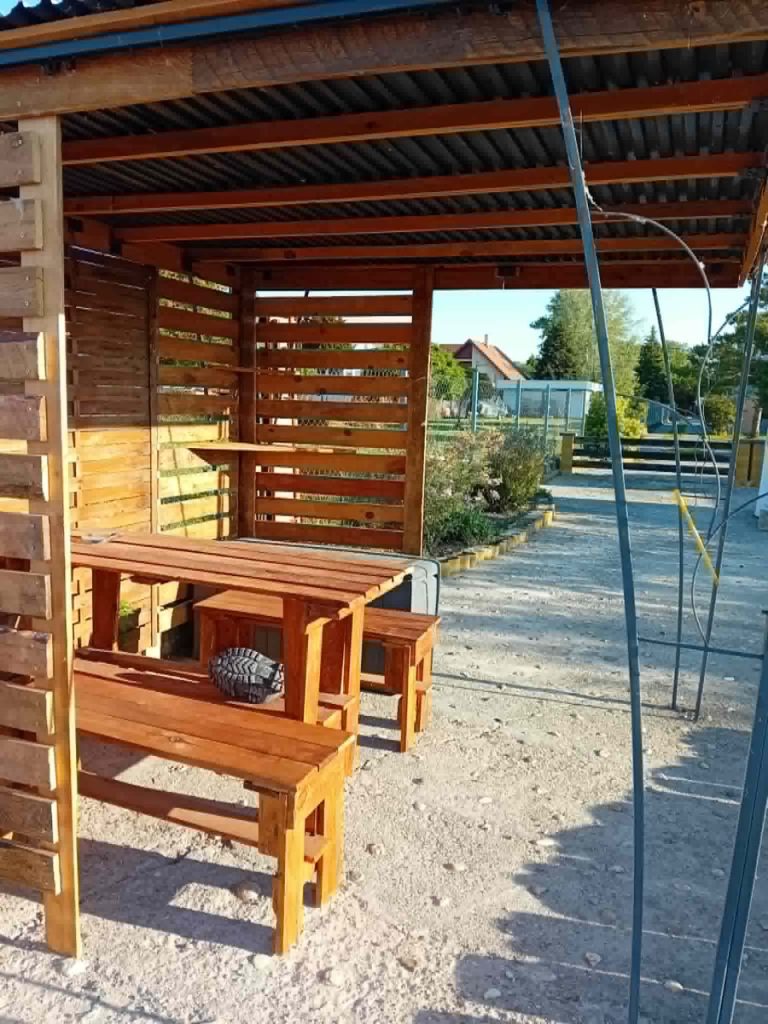 Fedett pihenőhely a stégnél