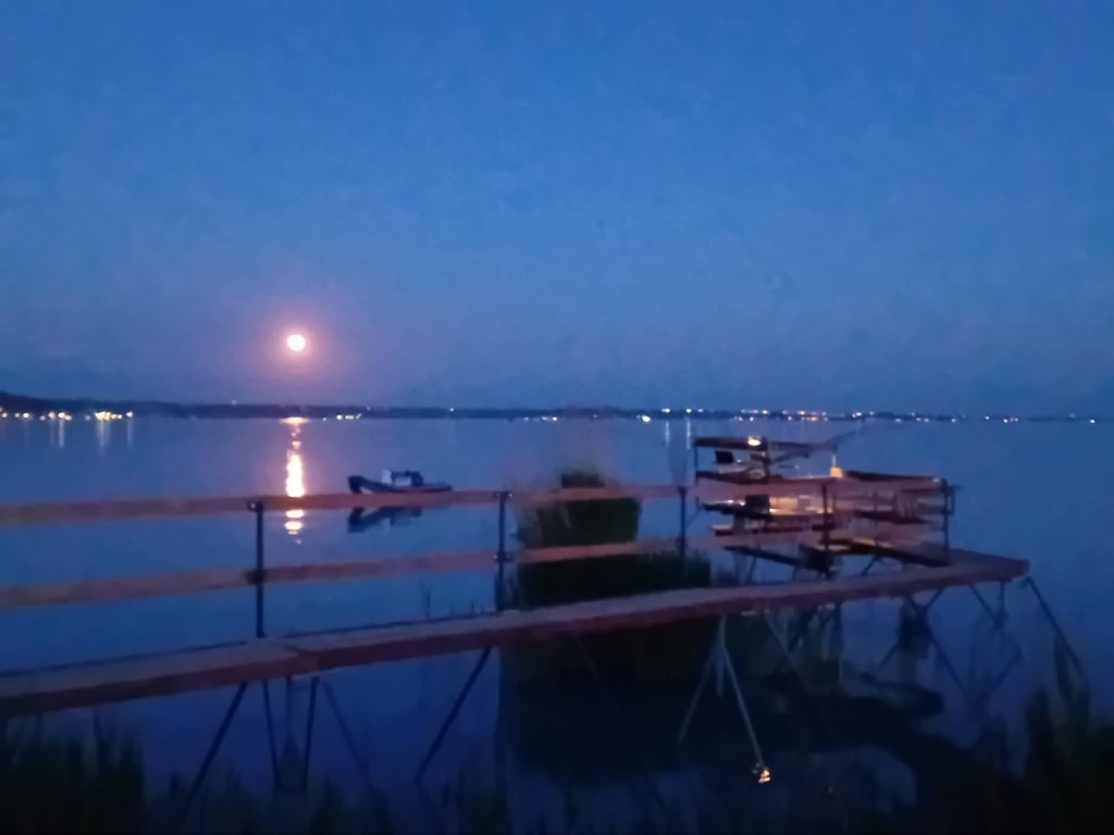 Esti balatoni hangulat a privát stégen